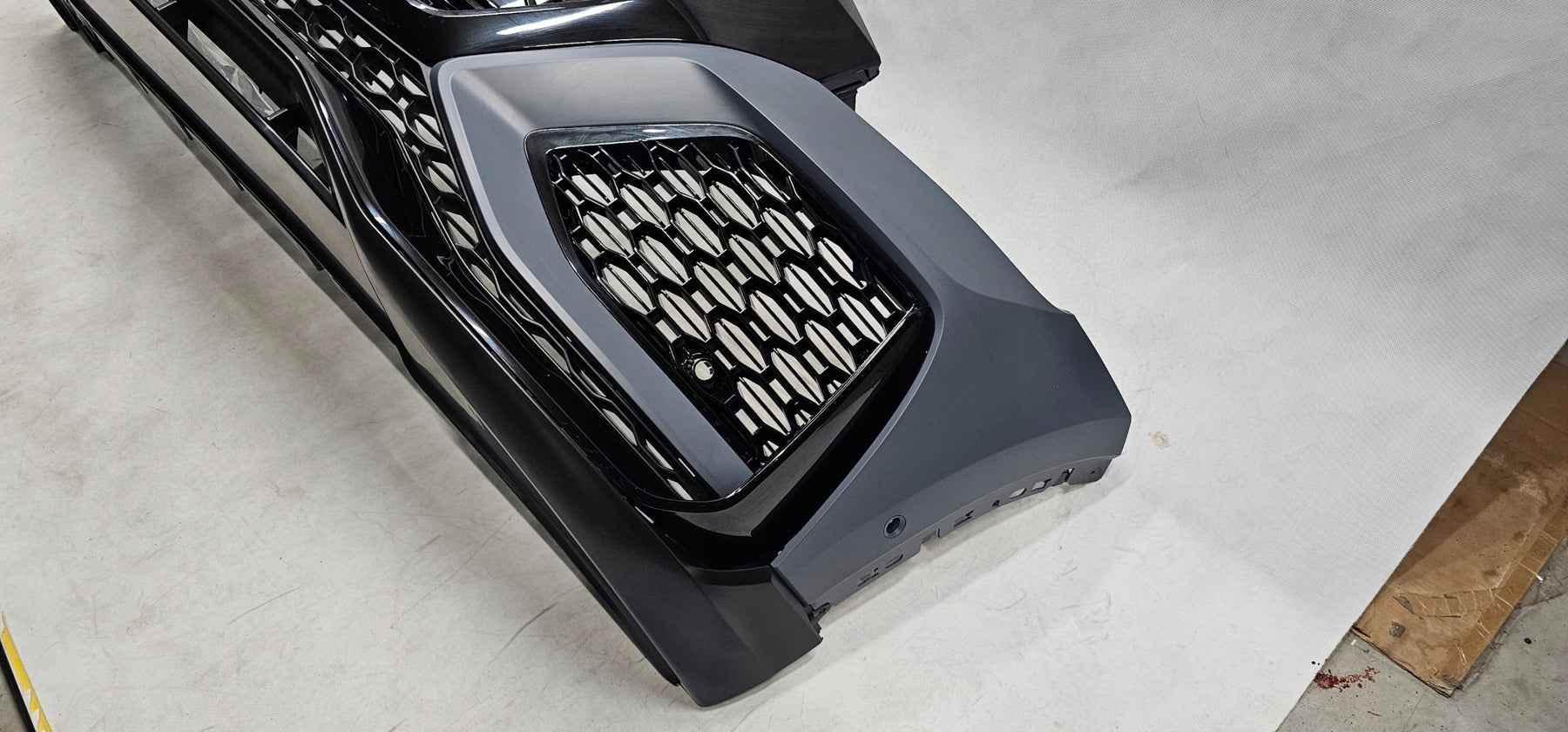 Audi RSQ8 Front bumper with front grill, OEM Part number: 4M8807513B