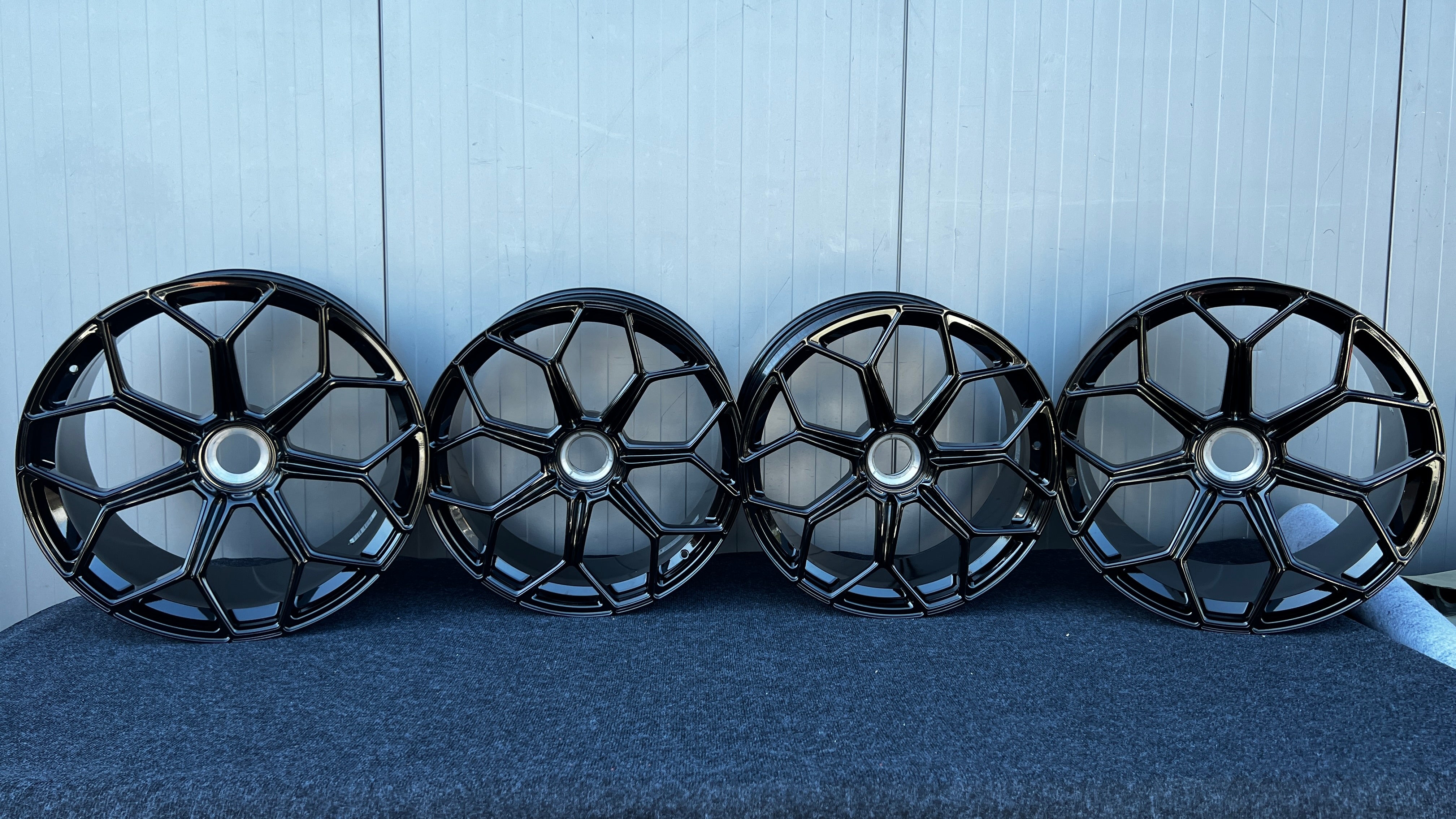 Lamborghini Aventador SVj Wheel glossy black, OEM, part number: 470601