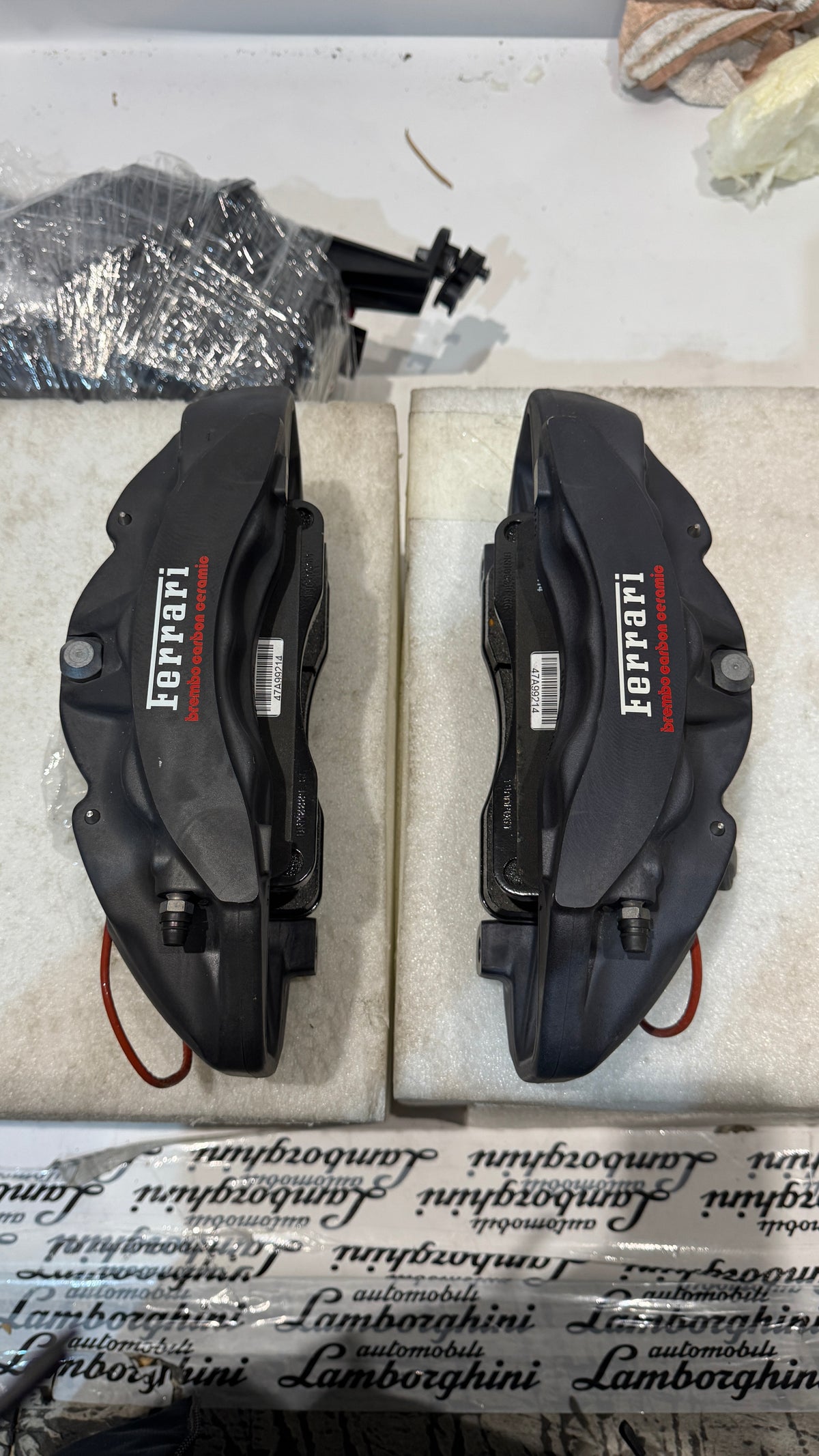 Ferrari 458 Caliper with brake pads L + R, OEM, Part number: 276843, 276844