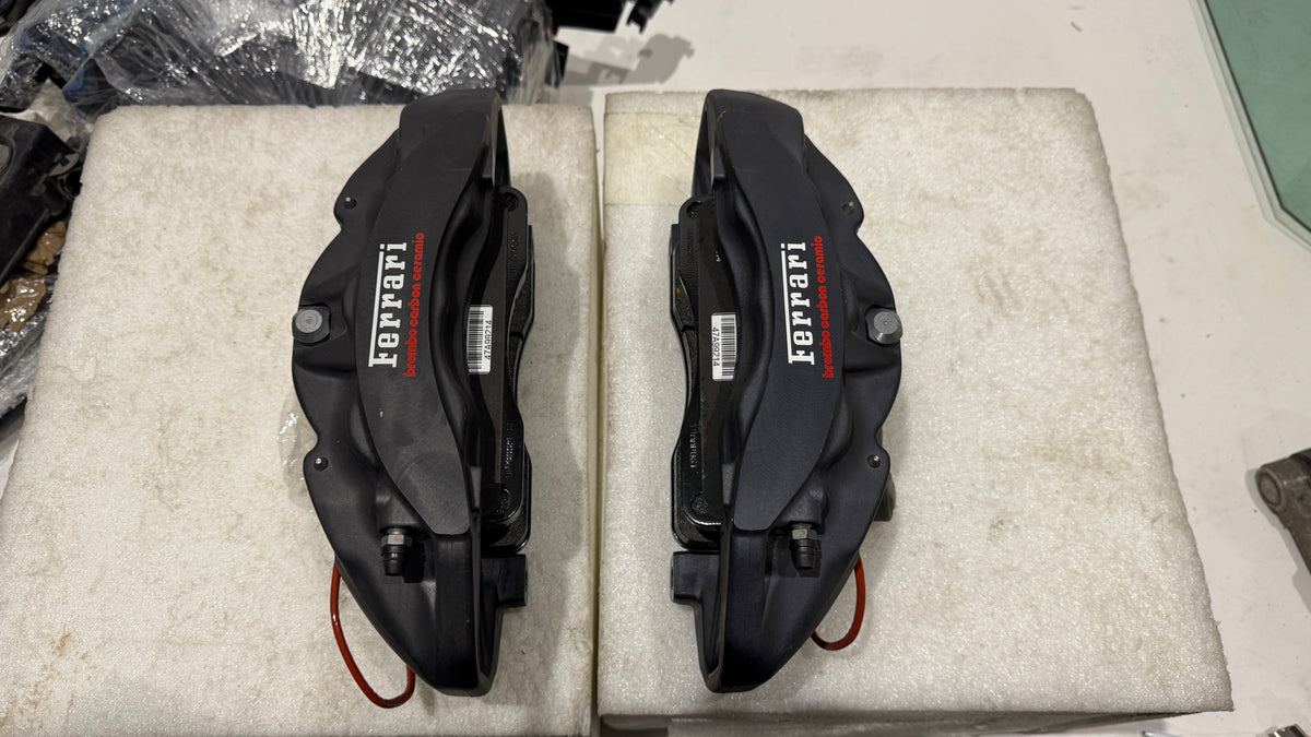 Ferrari 458 Caliper with brake pads L + R, OEM, Part number: 276843, 276844