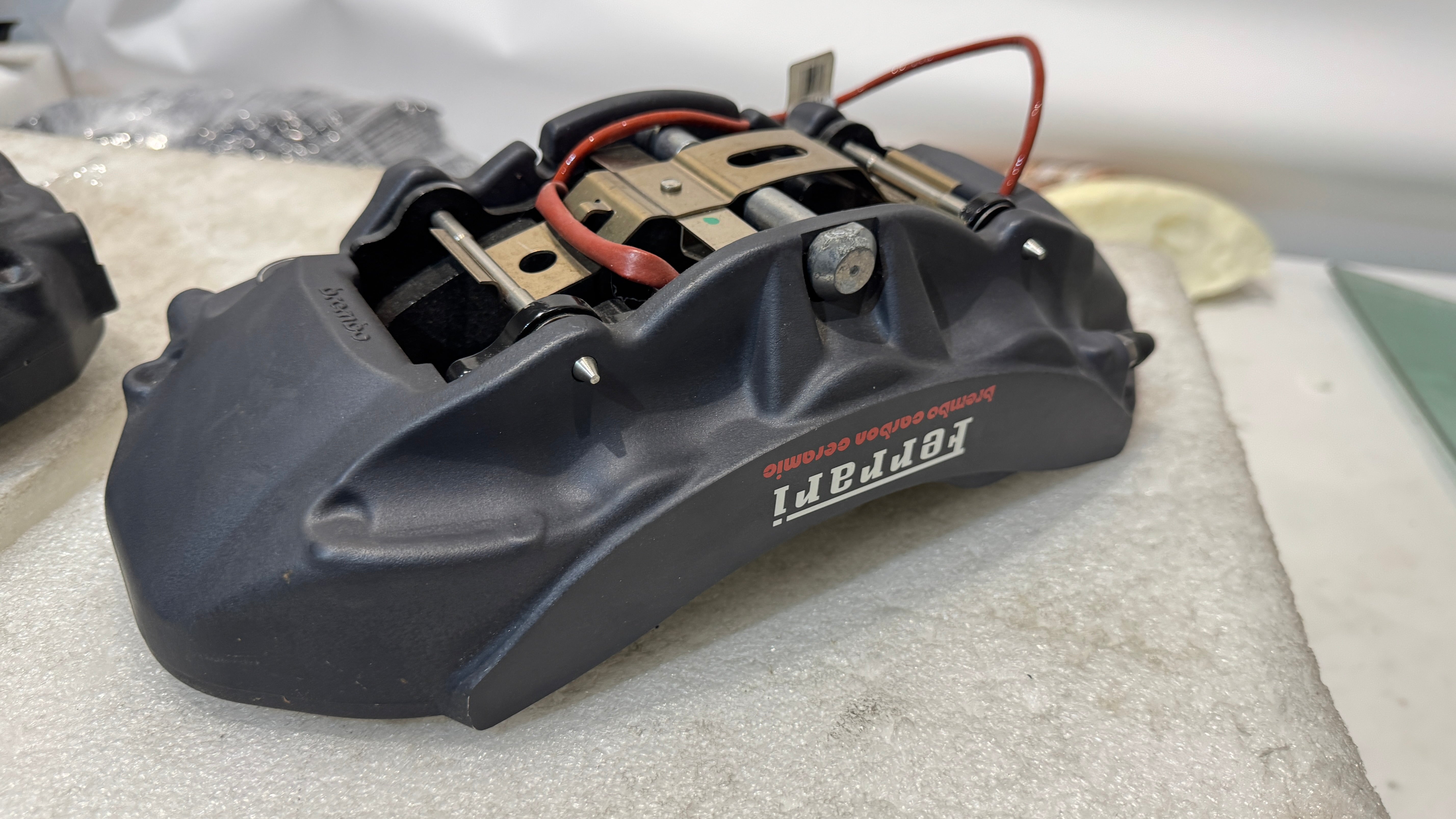 Ferrari 458, Portofino Caliper with brake pads L + R, OEM, Part number: 276843, 276844