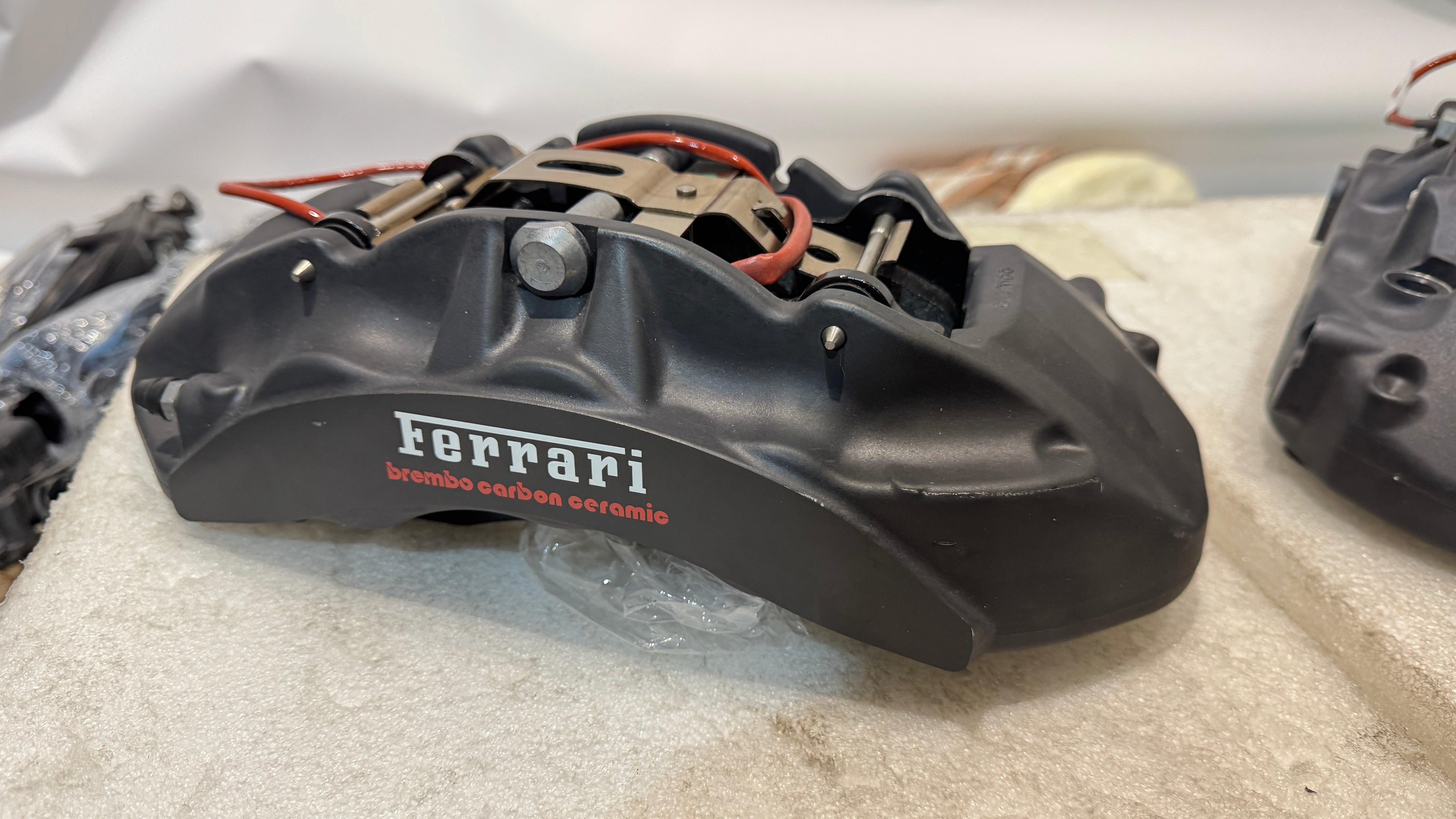 Ferrari 458, Portofino Caliper with brake pads L + R, OEM, Part number: 276843, 276844