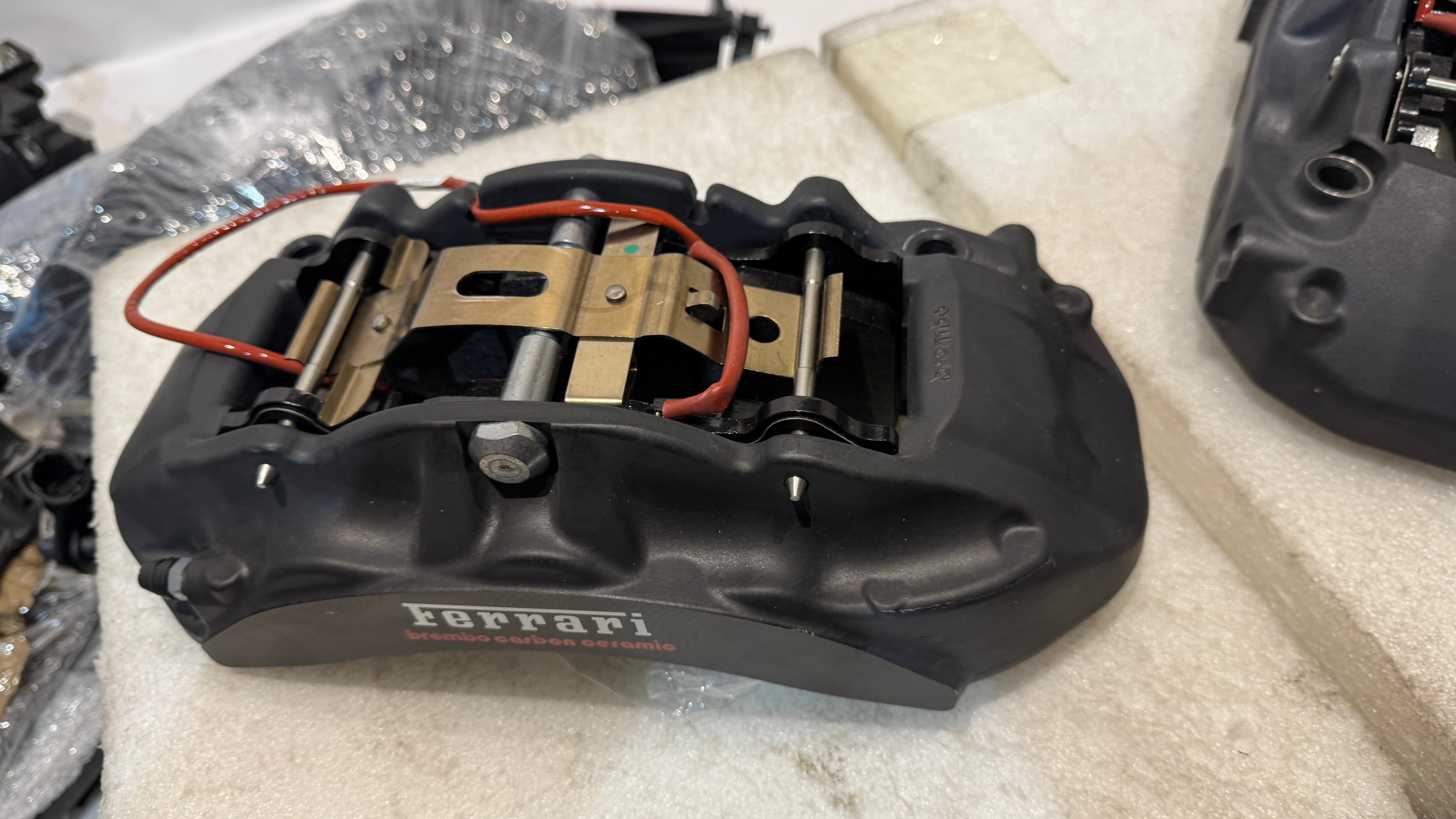 Ferrari 458, Portofino Caliper with brake pads L + R, OEM, Part number: 276843, 276844