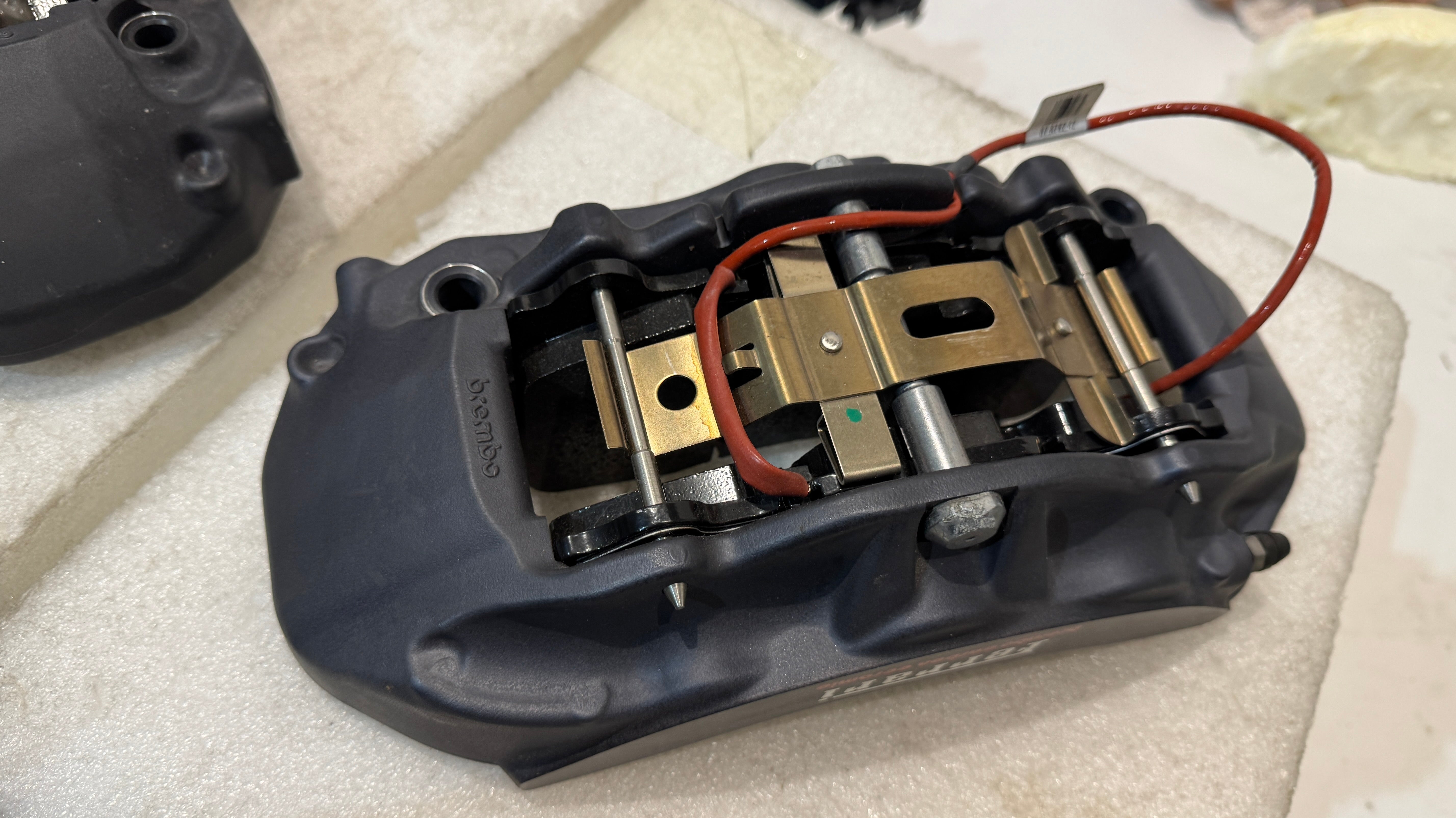 Ferrari 458, Portofino Caliper with brake pads L + R, OEM, Part number: 276843, 276844