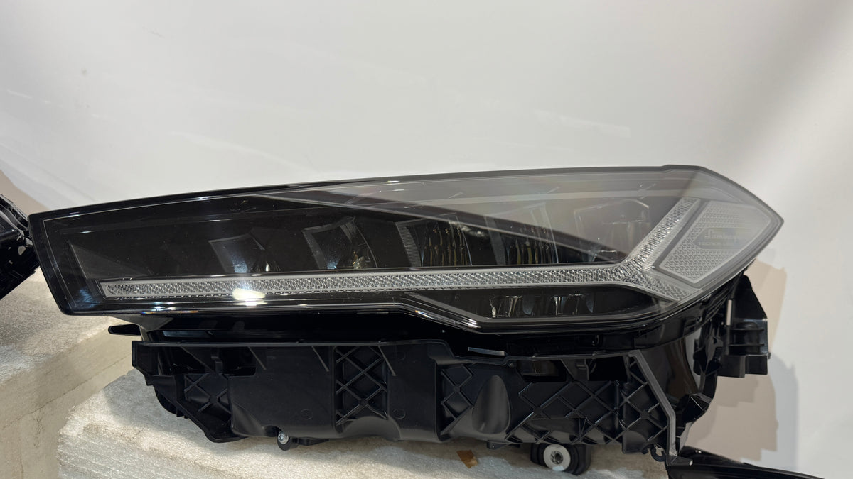 Lamborghini URUS RH headlight, OEM, Part number: 4ML941035C