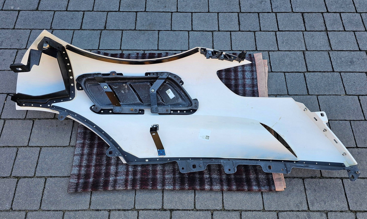 Maserati MC20 GT2 Front fender RIGHT side carbon, OEM, Part number: 670312593