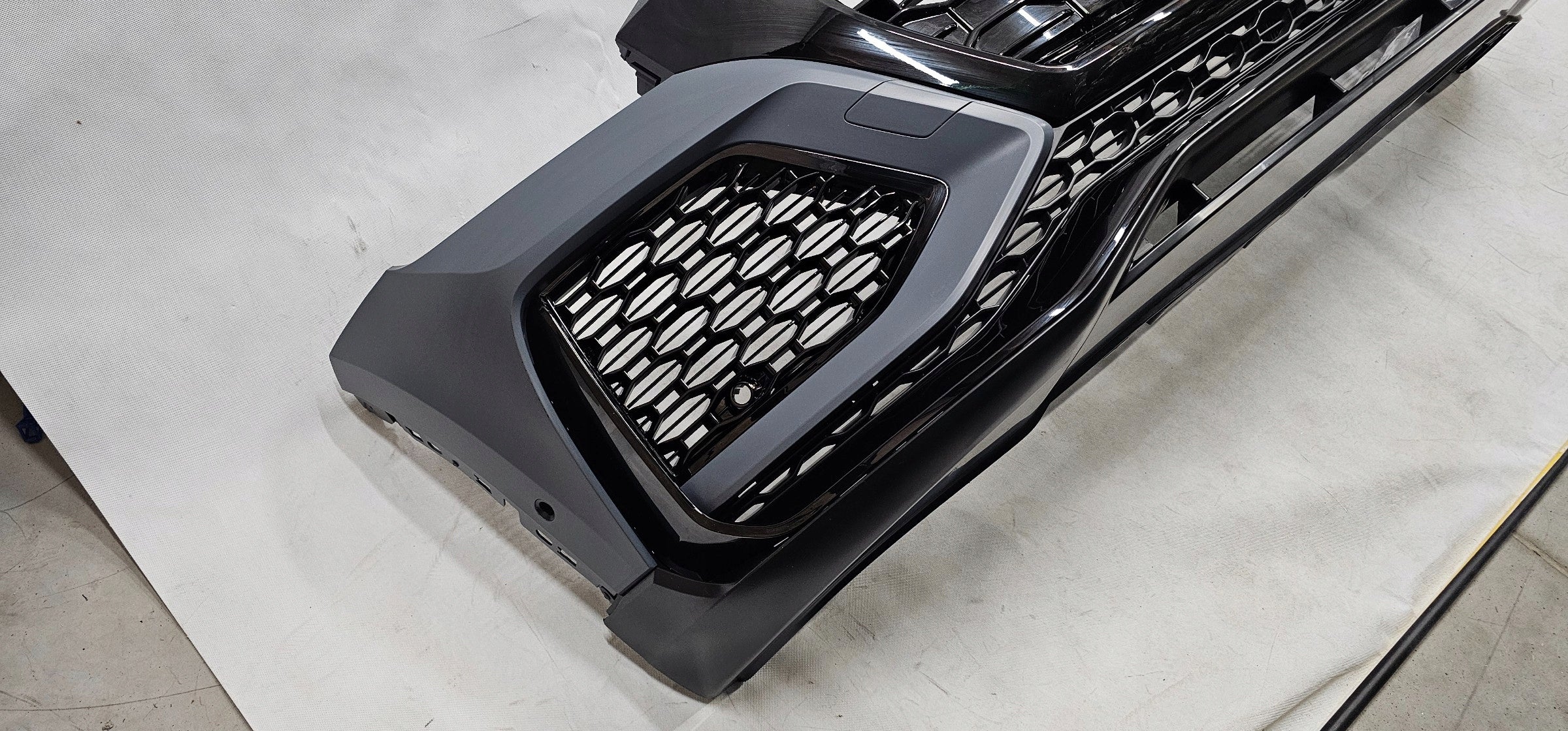 Audi RSQ8 Front bumper with front grill, OEM Part number: 4M8807513B
