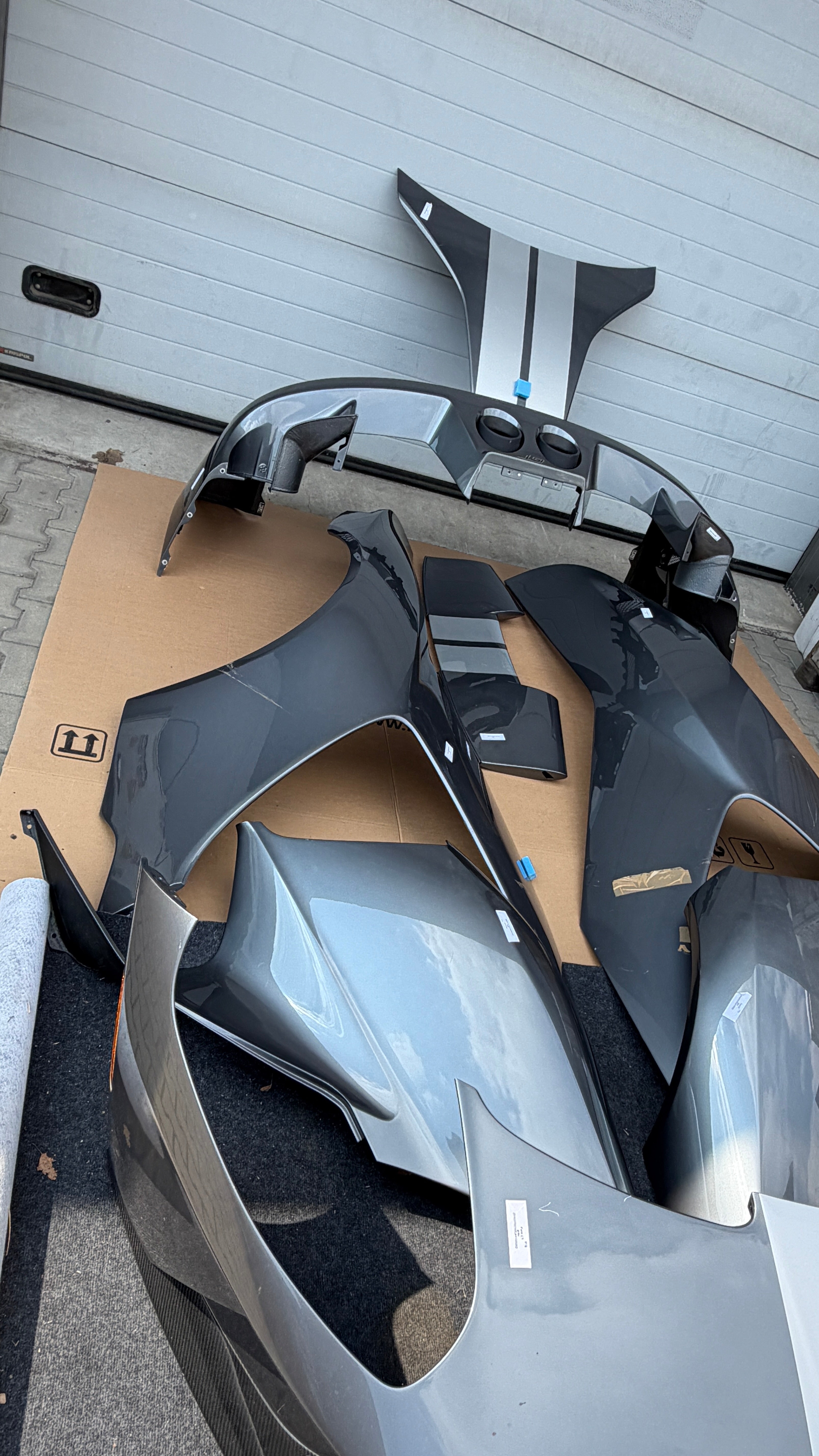 FORD GT OEM full complete body, Genuine