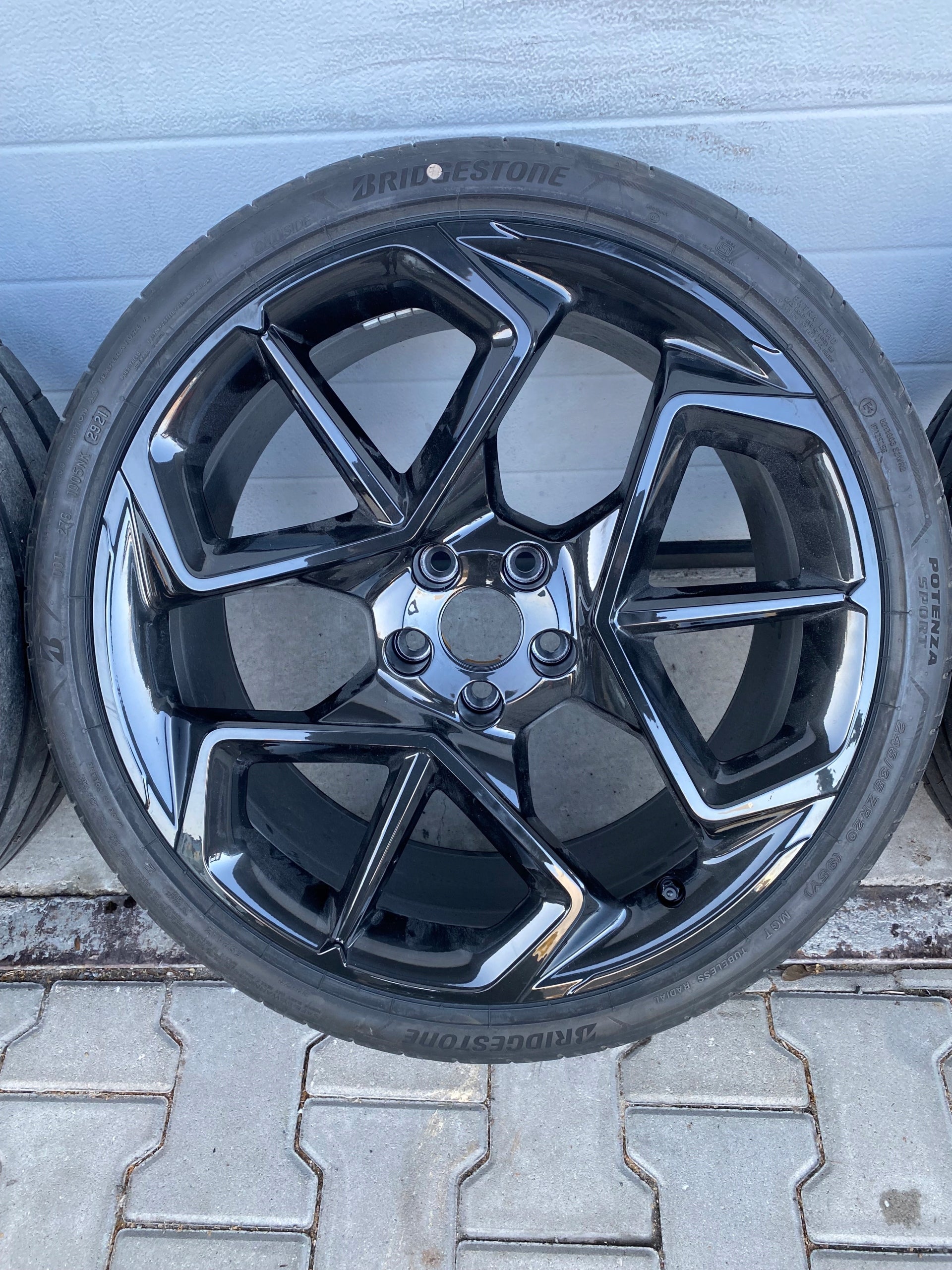 Maserati MC20 Black Wheel 20 inch set with tires, OEM, Part number: